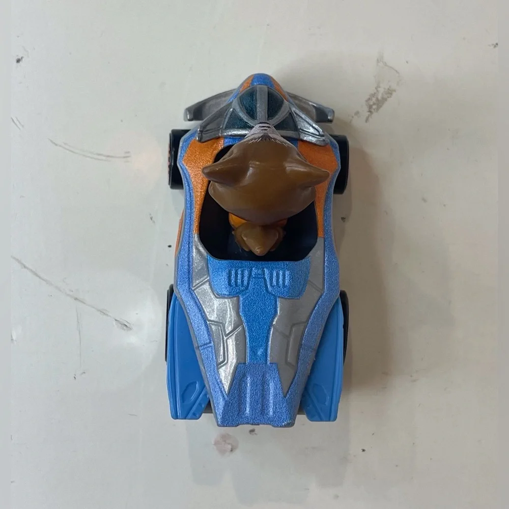 Hot Wheels Marvel RacerVerse Die-Cast Vehicle with Rocket Racoon Driver‎
